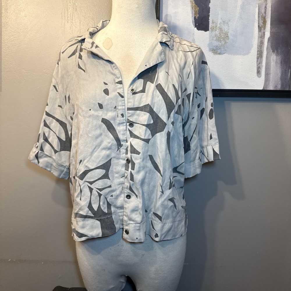 Jane and Delancey Light Gray & Charcoal Leaf-Print Button Front Top